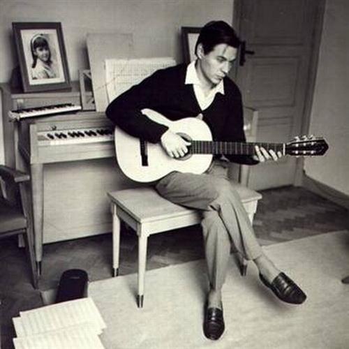 Easily Download Antonio Carlos Jobim Printable PDF piano music notes, guitar tabs for Piano, Vocal & Guitar Chords. Transpose or transcribe this score in no time - Learn how to play song progression.